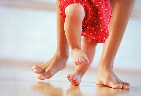 Как научить ребенка ходить?