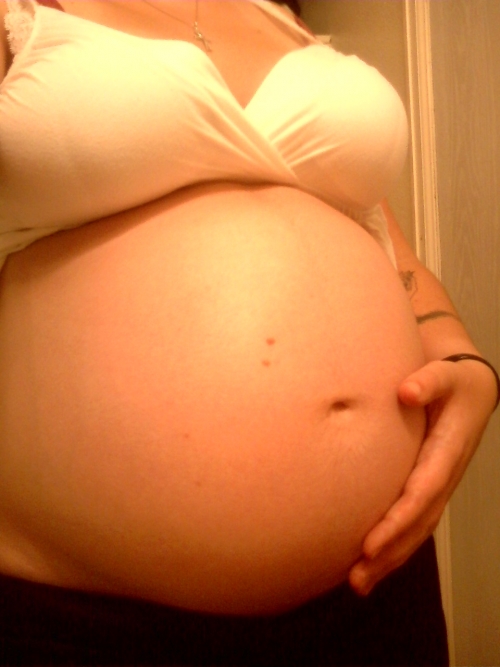 живот женщины на 29 неделе беременности