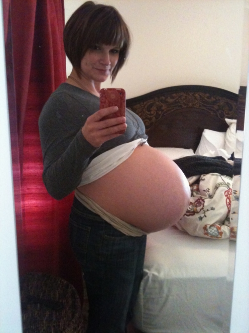 женщина фотографирует себя на телефон на 35 неделе беременности