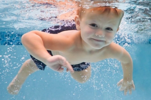 Как научить малыша плавать