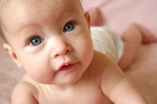 По какой причине кашляют новорожденные дети?