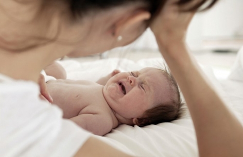 Почему новорожденный ребенок плачет? Отвечаем