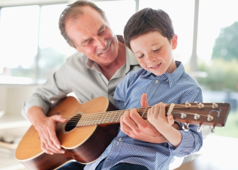 О музыкальном развитии ребенка. Учимся играть на акустической гитаре